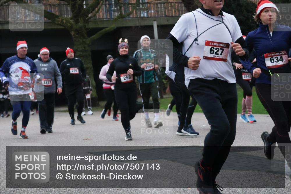 08.12.2024 - St. Pauli X-Mass-Run No. 14 Strokosch-Dieckow http://msf.ph/oto/7507143 08.12.2024 09:44:22 Laufen 3287, 239, 258, 2964, 14, 627, 634, 2949 meine-sportfotos.de