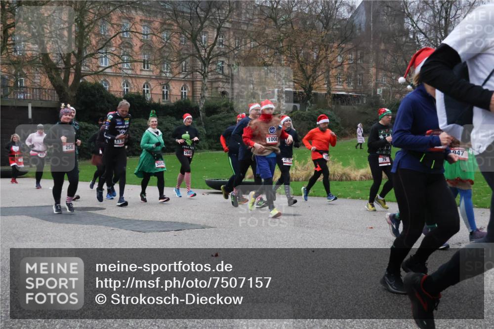 08.12.2024 - St. Pauli X-Mass-Run No. 14 Strokosch-Dieckow http://msf.ph/oto/7507157 08.12.2024 09:44:23 Laufen 930, 258, 1178, 3052, 2945, 1008, 3115, 76, 947 meine-sportfotos.de