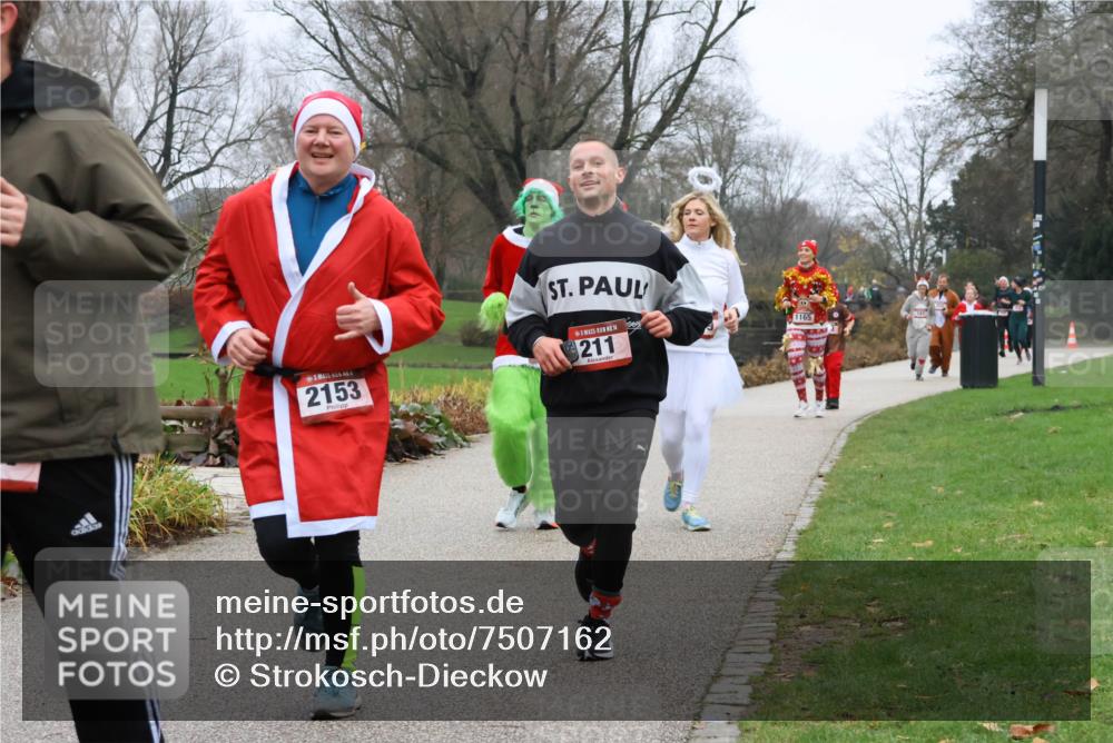 08.12.2024 - St. Pauli X-Mass-Run No. 14 Strokosch-Dieckow http://msf.ph/oto/7507162 08.12.2024 10:50:43 Laufen 2153, 211, 1165 meine-sportfotos.de