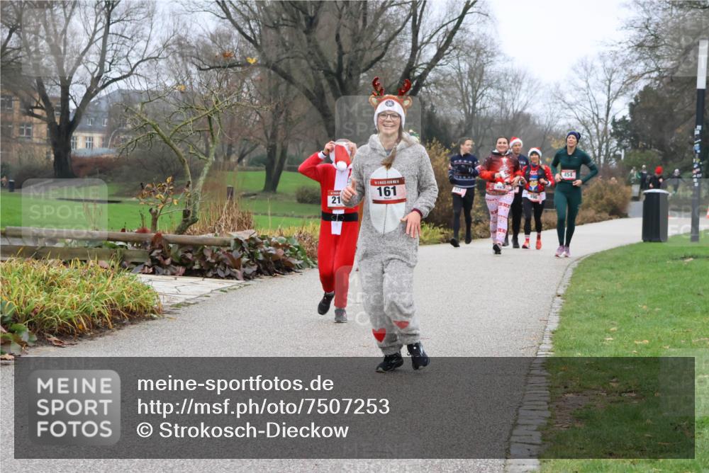 08.12.2024 - St. Pauli X-Mass-Run No. 14 Strokosch-Dieckow http://msf.ph/oto/7507253 08.12.2024 10:50:54 Laufen 21, 14, 161, 534, 196, 454 meine-sportfotos.de