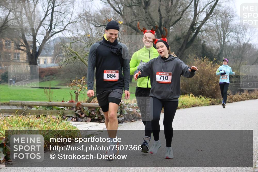 08.12.2024 - St. Pauli X-Mass-Run No. 14 Strokosch-Dieckow http://msf.ph/oto/7507366 08.12.2024 10:51:17 Laufen 14, 664, 14, 710, 2454 meine-sportfotos.de