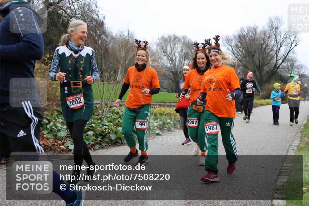 08.12.2024 - St. Pauli X-Mass-Run No. 14 Strokosch-Dieckow http://msf.ph/oto/7508220 08.12.2024 10:54:37 Laufen 14, 2002, 1991, 1997, 1987, 497, 480, 462 meine-sportfotos.de