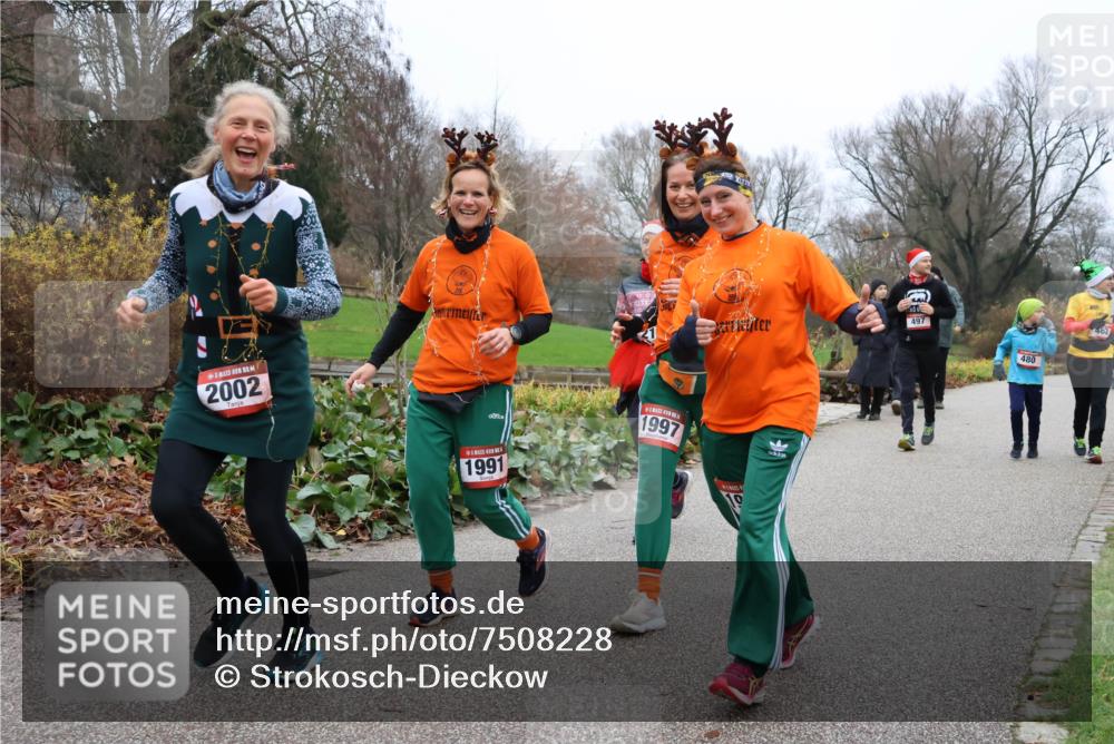 08.12.2024 - St. Pauli X-Mass-Run No. 14 Strokosch-Dieckow http://msf.ph/oto/7508228 08.12.2024 10:54:38 Laufen 2002, 1997, 1991, 497, 480 meine-sportfotos.de