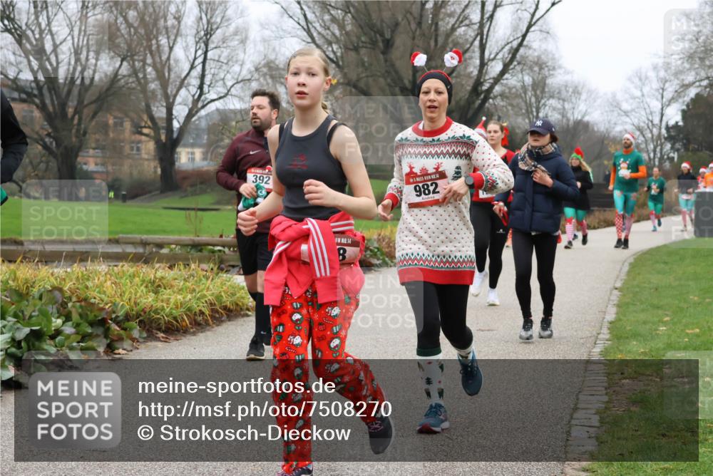 08.12.2024 - St. Pauli X-Mass-Run No. 14 Strokosch-Dieckow http://msf.ph/oto/7508270 08.12.2024 10:54:52 Laufen 392, 14, 14, 982 meine-sportfotos.de