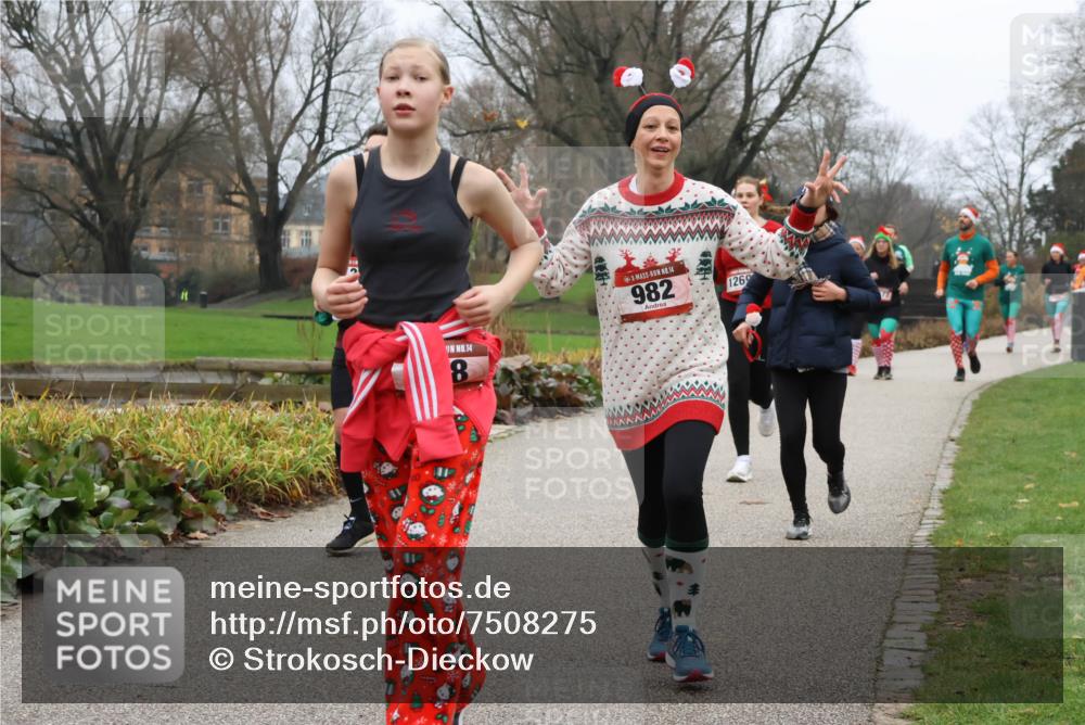 08.12.2024 - St. Pauli X-Mass-Run No. 14 Strokosch-Dieckow http://msf.ph/oto/7508275 08.12.2024 10:54:52 Laufen 14, 8, 14, 982, 1269 meine-sportfotos.de