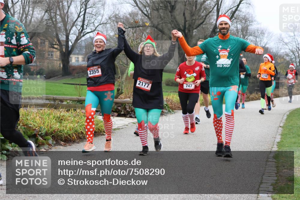 08.12.2024 - St. Pauli X-Mass-Run No. 14 Strokosch-Dieckow http://msf.ph/oto/7508290 08.12.2024 10:54:59 Laufen 2355, 747, 2177, 1298 meine-sportfotos.de