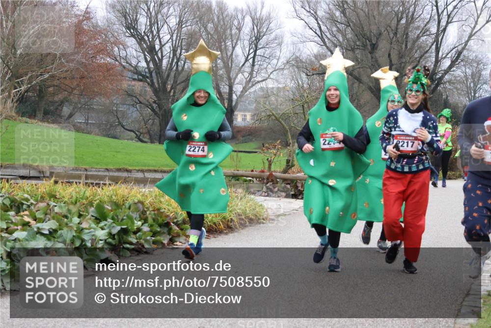 08.12.2024 - St. Pauli X-Mass-Run No. 14 Strokosch-Dieckow http://msf.ph/oto/7508550 08.12.2024 10:56:36 Laufen 22, 2274, 2217 meine-sportfotos.de