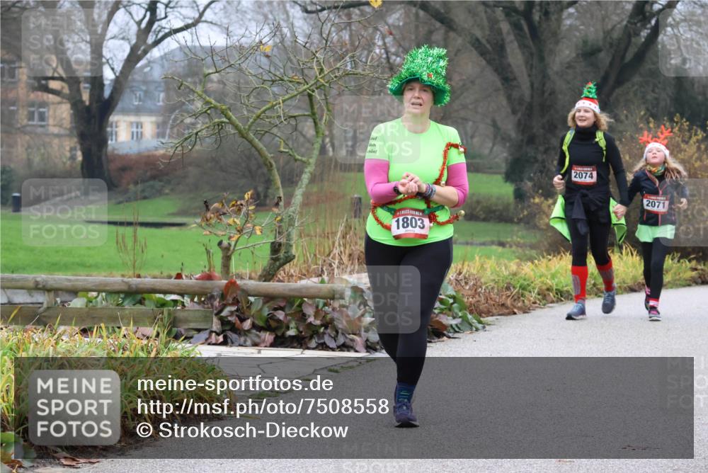 08.12.2024 - St. Pauli X-Mass-Run No. 14 Strokosch-Dieckow http://msf.ph/oto/7508558 08.12.2024 10:56:40 Laufen 1803, 2074, 2071 meine-sportfotos.de