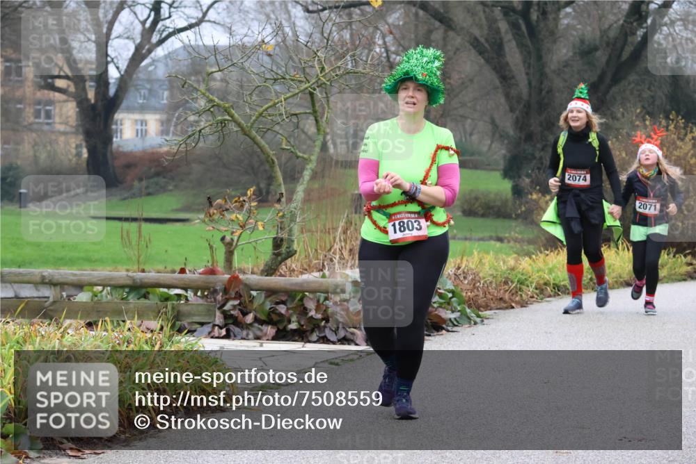 08.12.2024 - St. Pauli X-Mass-Run No. 14 Strokosch-Dieckow http://msf.ph/oto/7508559 08.12.2024 10:56:40 Laufen 1803, 2074, 2071 meine-sportfotos.de