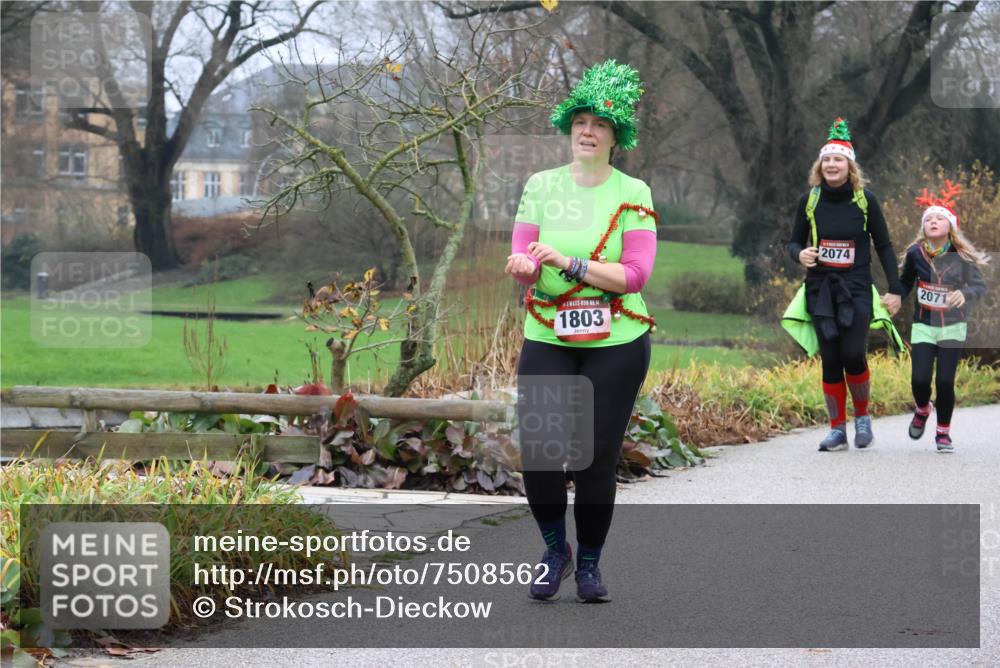 08.12.2024 - St. Pauli X-Mass-Run No. 14 Strokosch-Dieckow http://msf.ph/oto/7508562 08.12.2024 10:56:41 Laufen 1803, 2074, 2071 meine-sportfotos.de