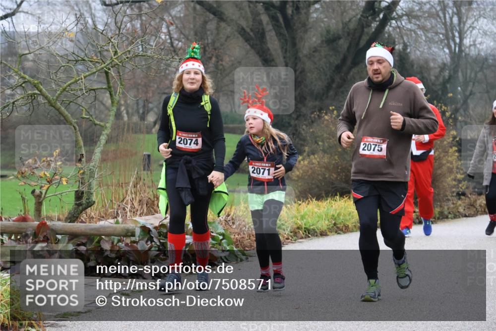 08.12.2024 - St. Pauli X-Mass-Run No. 14 Strokosch-Dieckow http://msf.ph/oto/7508571 08.12.2024 10:56:43 Laufen 14, 2074, 2071, 2075 meine-sportfotos.de