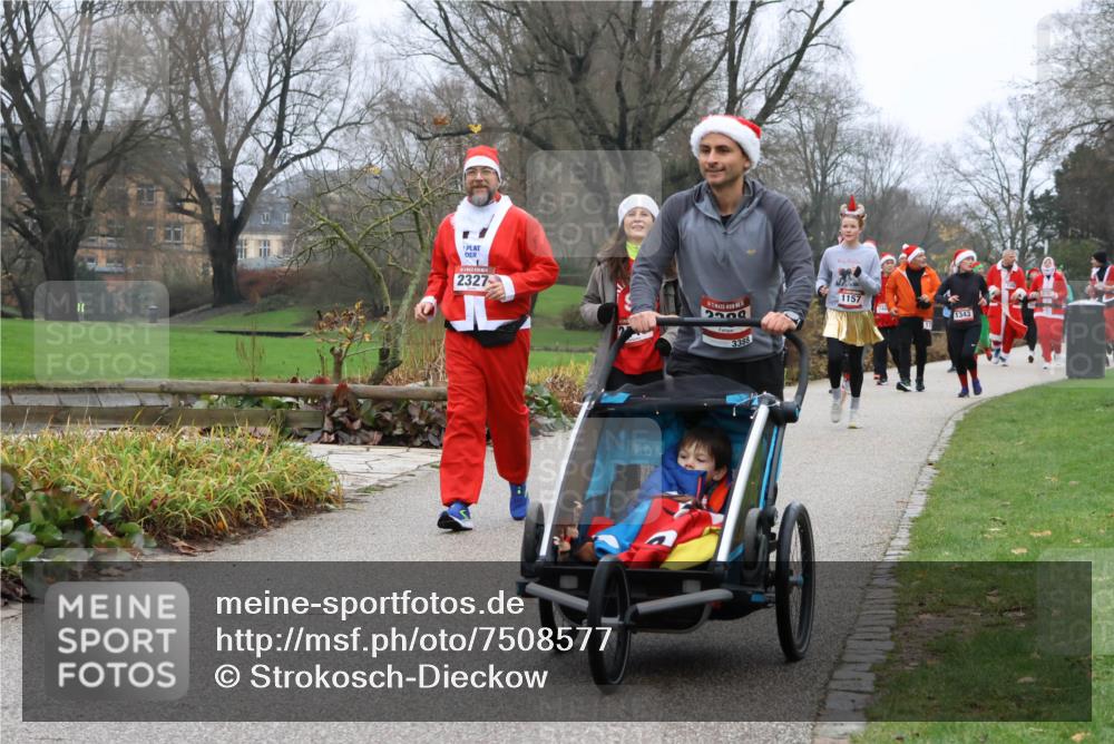 08.12.2024 - St. Pauli X-Mass-Run No. 14 Strokosch-Dieckow http://msf.ph/oto/7508577 08.12.2024 10:56:50 Laufen 2327, 1157, 3388, 1343 meine-sportfotos.de