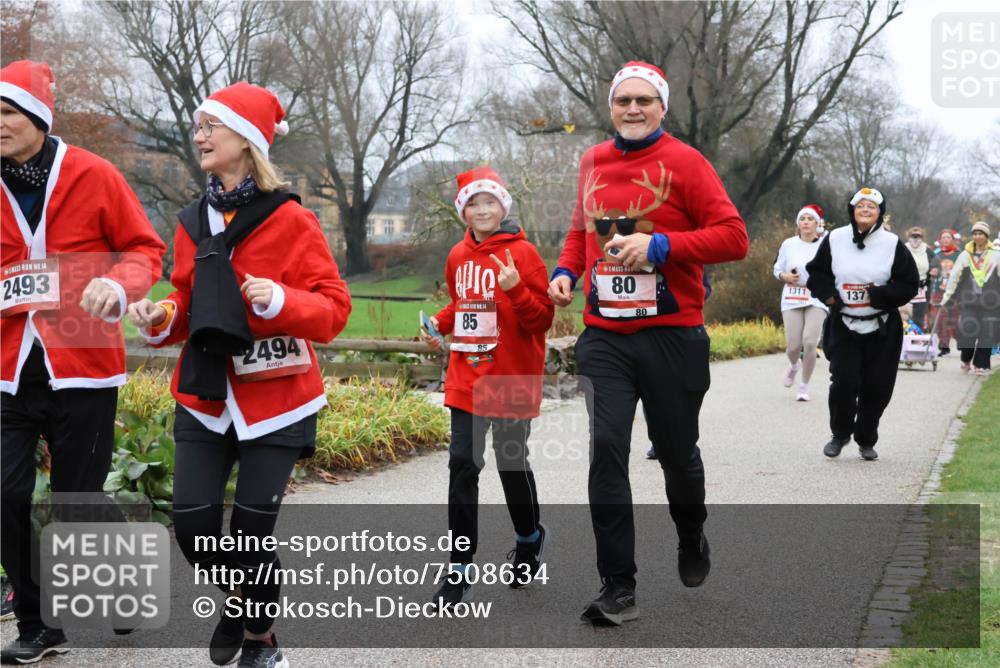08.12.2024 - St. Pauli X-Mass-Run No. 14 Strokosch-Dieckow http://msf.ph/oto/7508634 08.12.2024 10:57:20 Laufen 14, 2493, 2494, 85, 85, 80, 80, 1311, 137 meine-sportfotos.de