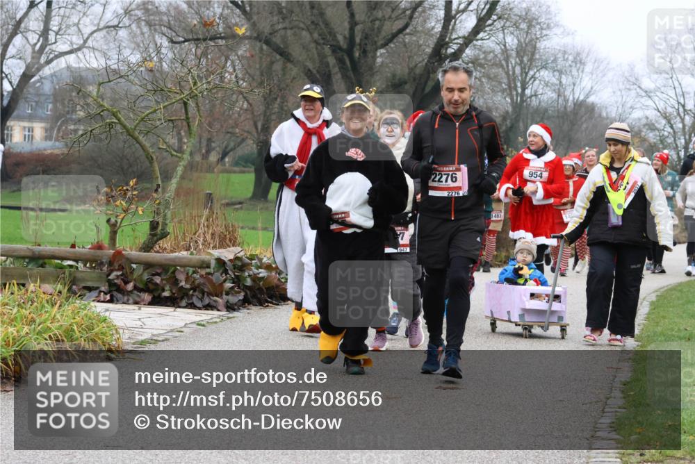 08.12.2024 - St. Pauli X-Mass-Run No. 14 Strokosch-Dieckow http://msf.ph/oto/7508656 08.12.2024 10:57:25 Laufen 1947, 14, 2276, 2276, 954, 1487 meine-sportfotos.de