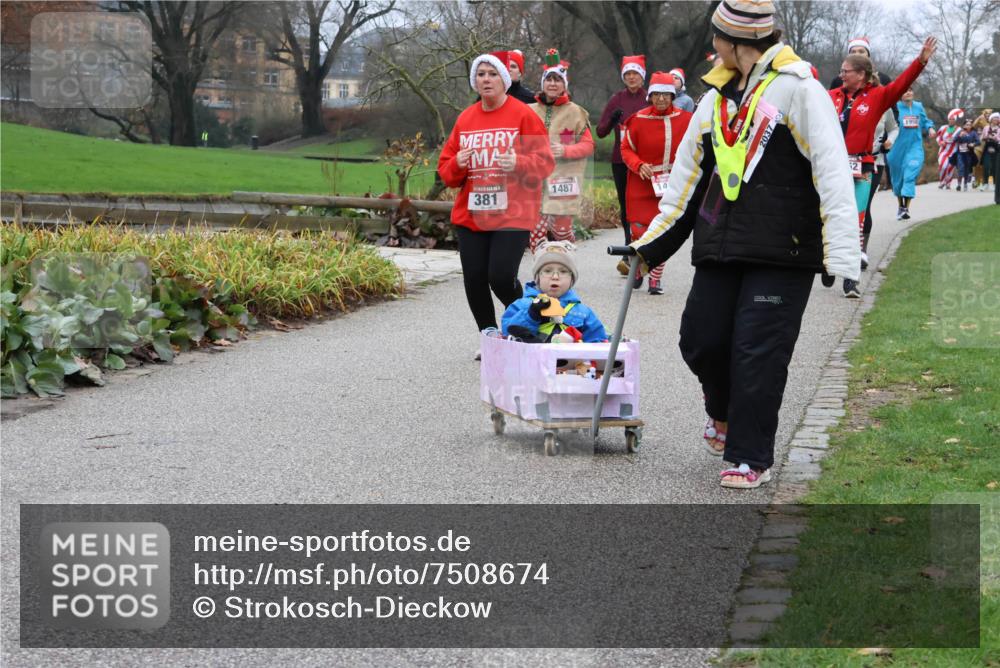 08.12.2024 - St. Pauli X-Mass-Run No. 14 Strokosch-Dieckow http://msf.ph/oto/7508674 08.12.2024 10:57:32 Laufen 381, 1487, 2037, 12, 1950 meine-sportfotos.de
