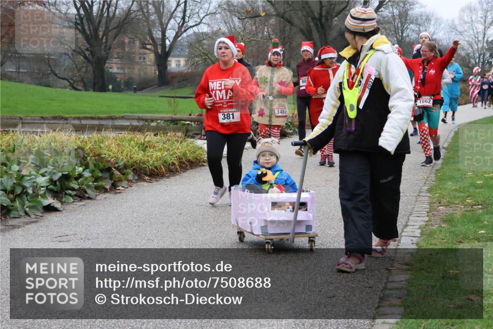 08.12.2024 - St. Pauli X-Mass-Run No. 14 Strokosch-Dieckow http://msf.ph/oto/7508688 08.12.2024 10:57:32 Laufen 381, 1487, 98, 2037, 1662 meine-sportfotos.de