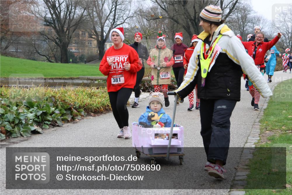 08.12.2024 - St. Pauli X-Mass-Run No. 14 Strokosch-Dieckow http://msf.ph/oto/7508690 08.12.2024 10:57:33 Laufen 381, 1487, 980, 1950 meine-sportfotos.de