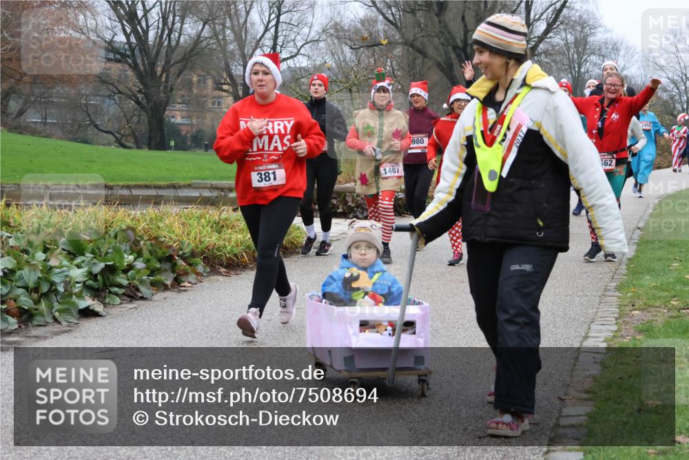08.12.2024 - St. Pauli X-Mass-Run No. 14 Strokosch-Dieckow http://msf.ph/oto/7508694 08.12.2024 10:57:33 Laufen 381, 1487, 980, 2037, 662, 1950 meine-sportfotos.de