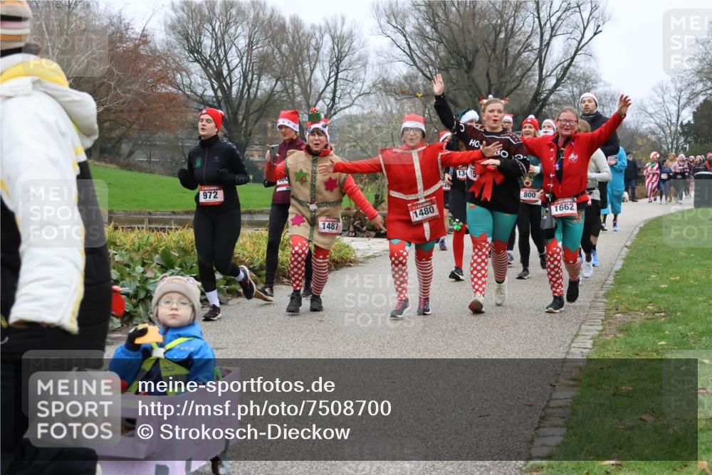 08.12.2024 - St. Pauli X-Mass-Run No. 14 Strokosch-Dieckow http://msf.ph/oto/7508700 08.12.2024 10:57:35 Laufen 972, 1487, 1480, 800, 1662 meine-sportfotos.de