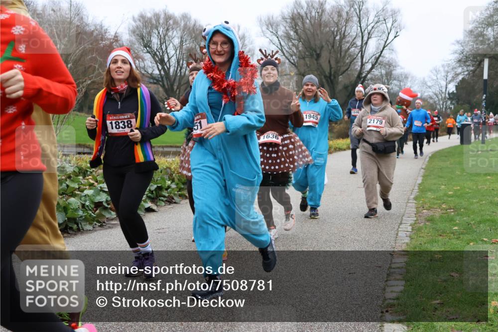 08.12.2024 - St. Pauli X-Mass-Run No. 14 Strokosch-Dieckow http://msf.ph/oto/7508781 08.12.2024 10:57:55 Laufen 14, 1838, 51, 1636, 1945, 1846, 2179, 1851 meine-sportfotos.de