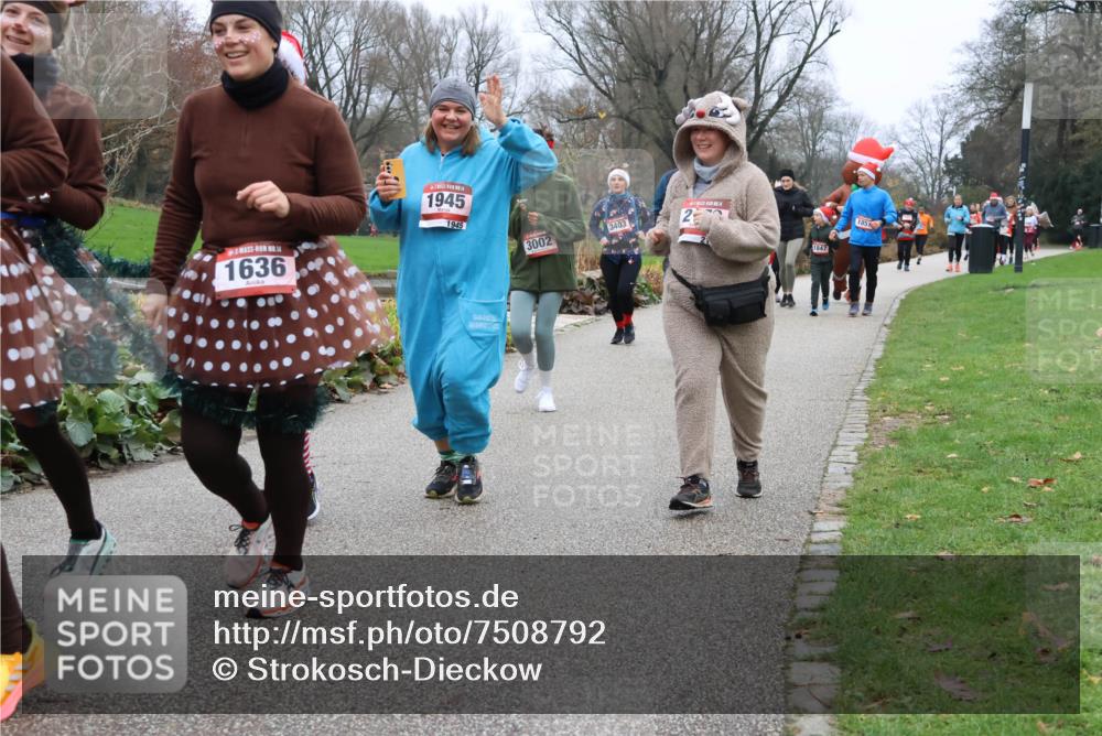 08.12.2024 - St. Pauli X-Mass-Run No. 14 Strokosch-Dieckow http://msf.ph/oto/7508792 08.12.2024 10:57:56 Laufen 14, 1636, 1945, 1945, 3002, 3403, 1847, 1851 meine-sportfotos.de