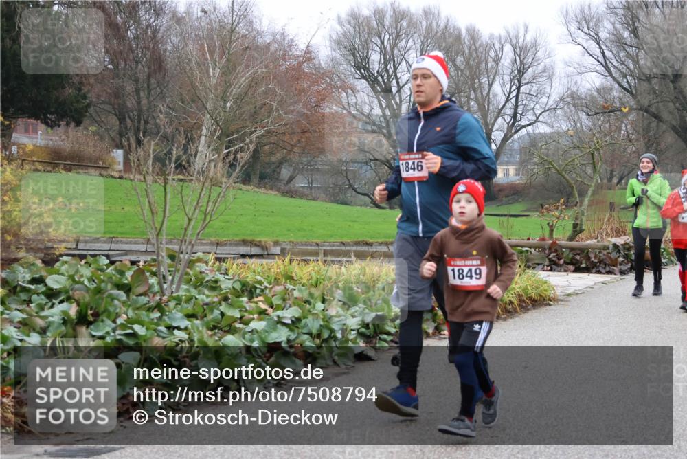 08.12.2024 - St. Pauli X-Mass-Run No. 14 Strokosch-Dieckow http://msf.ph/oto/7508794 08.12.2024 10:57:58 Laufen 1846, 1849 meine-sportfotos.de