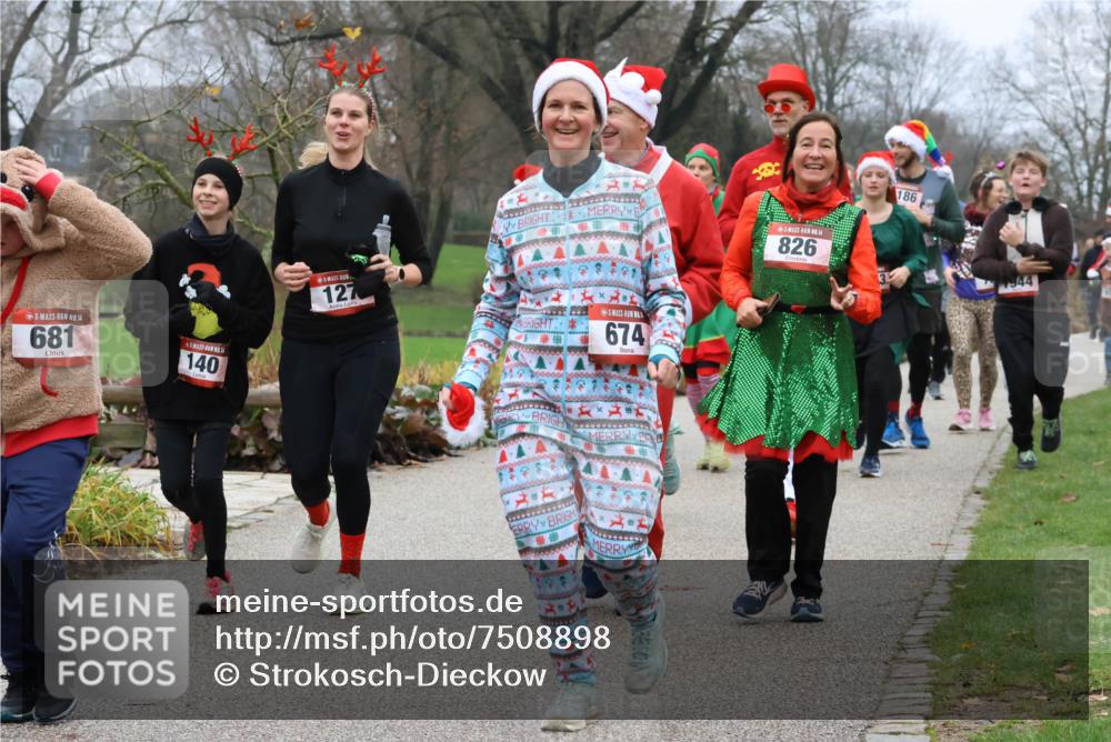 08.12.2024 - St. Pauli X-Mass-Run No. 14 Strokosch-Dieckow http://msf.ph/oto/7508898 08.12.2024 10:58:35 Laufen 14, 681, 140, 127, 826, 674, 186, 944 meine-sportfotos.de