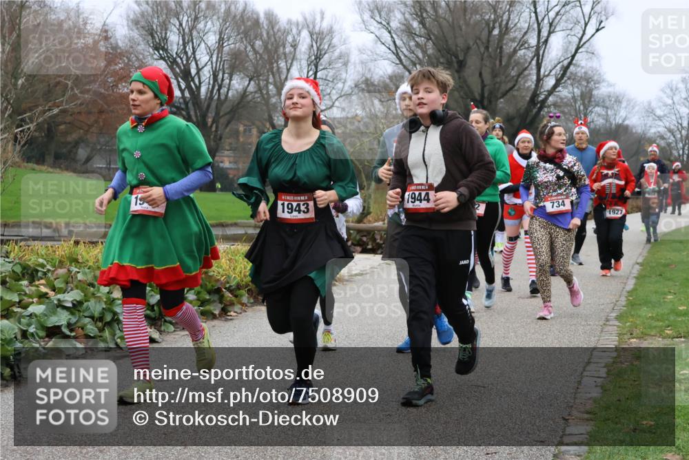 08.12.2024 - St. Pauli X-Mass-Run No. 14 Strokosch-Dieckow http://msf.ph/oto/7508909 08.12.2024 10:58:40 Laufen 19, 14, 1943, 1944, 734, 1927 meine-sportfotos.de