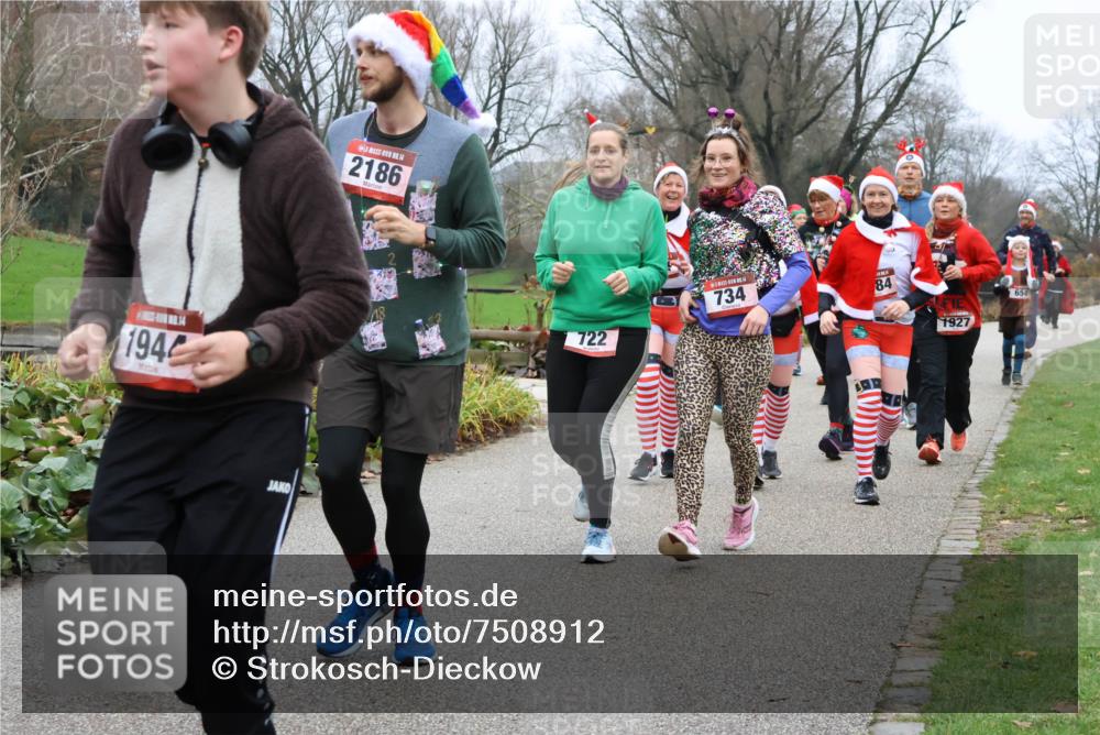 08.12.2024 - St. Pauli X-Mass-Run No. 14 Strokosch-Dieckow http://msf.ph/oto/7508912 08.12.2024 10:58:41 Laufen 194, 14, 2186, 734, 722, 84, 1927, 654 meine-sportfotos.de