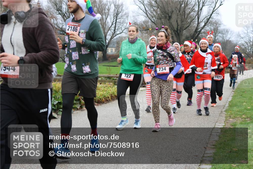 08.12.2024 - St. Pauli X-Mass-Run No. 14 Strokosch-Dieckow http://msf.ph/oto/7508916 08.12.2024 10:58:42 Laufen 944, 2186, 722, 241, 4, 734, 84, 1927, 654 meine-sportfotos.de