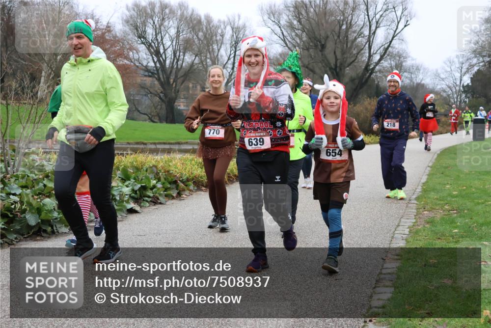 08.12.2024 - St. Pauli X-Mass-Run No. 14 Strokosch-Dieckow http://msf.ph/oto/7508937 08.12.2024 10:58:48 Laufen 770, 14, 639, 654, 218, 2132 meine-sportfotos.de