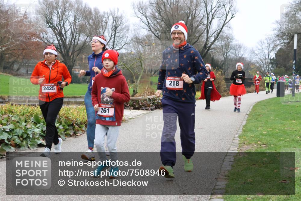 08.12.2024 - St. Pauli X-Mass-Run No. 14 Strokosch-Dieckow http://msf.ph/oto/7508946 08.12.2024 10:58:50 Laufen 2425, 261, 14, 218, 2132 meine-sportfotos.de