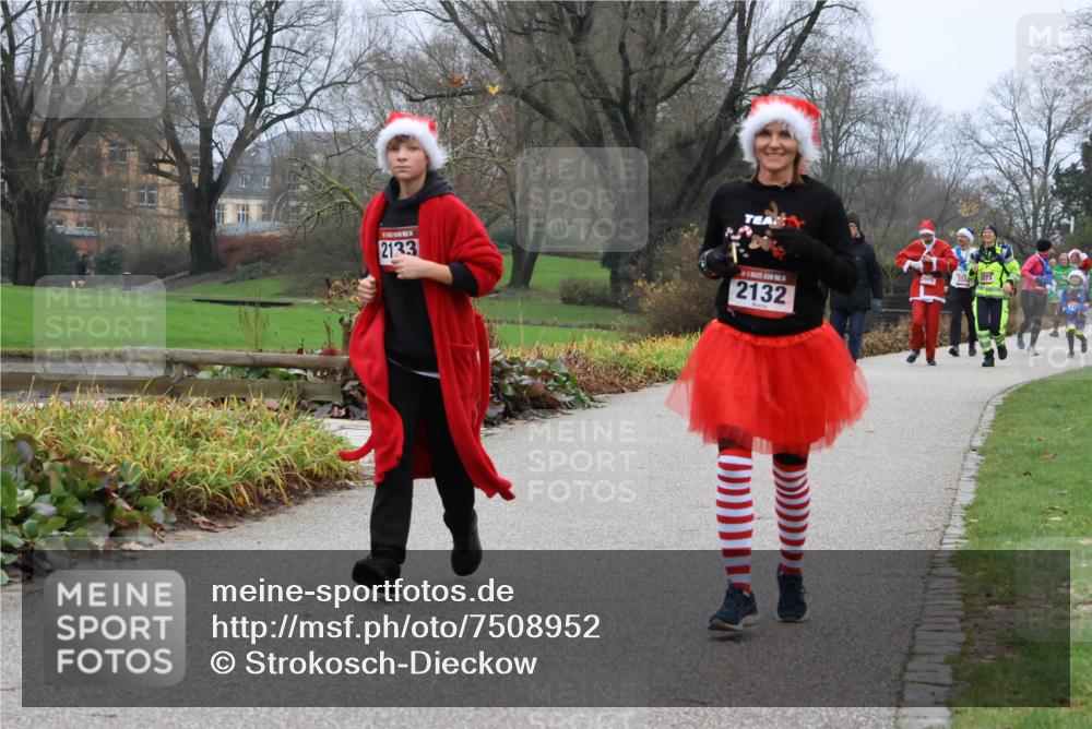 08.12.2024 - St. Pauli X-Mass-Run No. 14 Strokosch-Dieckow http://msf.ph/oto/7508952 08.12.2024 10:58:53 Laufen 2133, 2132, 2073 meine-sportfotos.de
