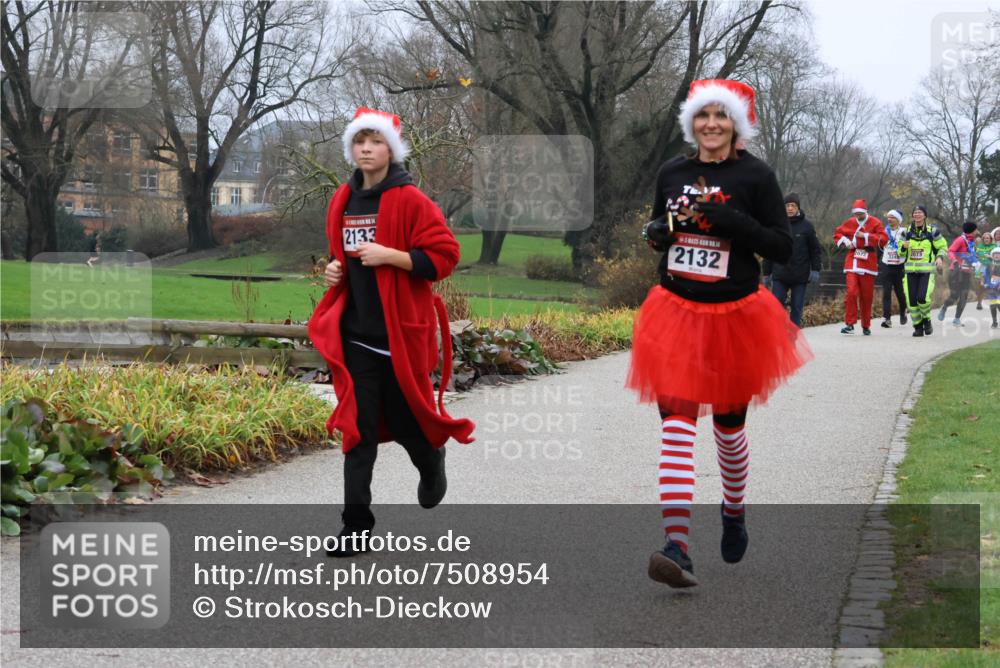 08.12.2024 - St. Pauli X-Mass-Run No. 14 Strokosch-Dieckow http://msf.ph/oto/7508954 08.12.2024 10:58:54 Laufen 2133, 2132 meine-sportfotos.de