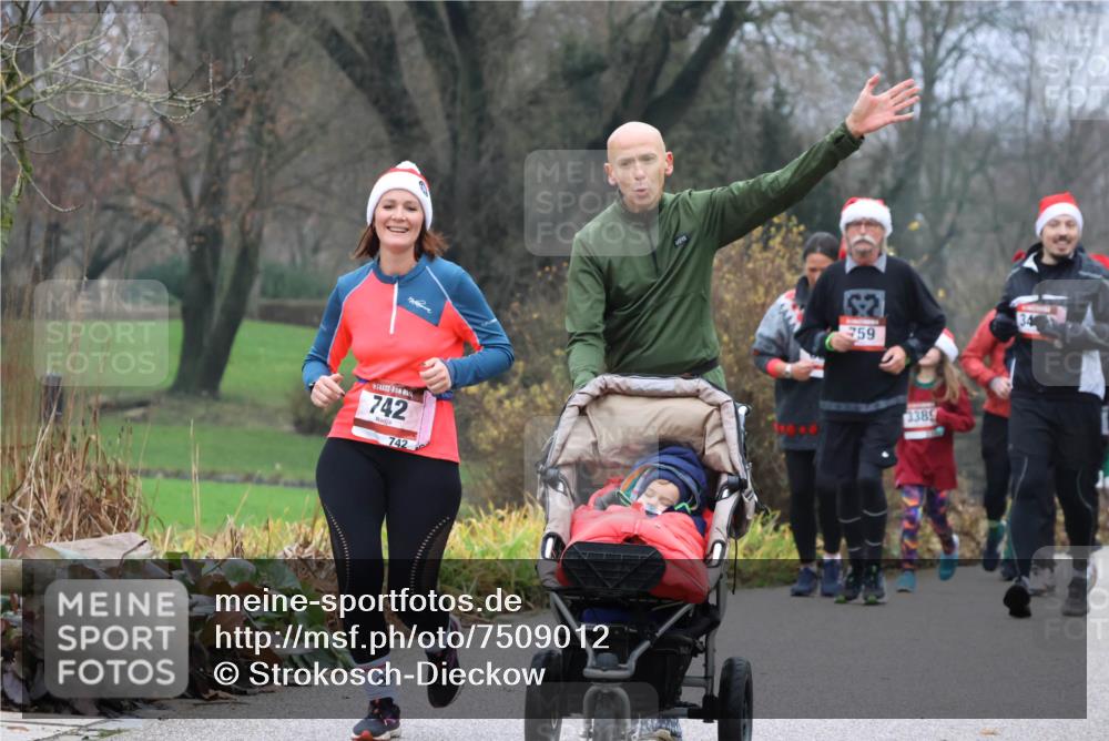 08.12.2024 - St. Pauli X-Mass-Run No. 14 Strokosch-Dieckow http://msf.ph/oto/7509012 08.12.2024 10:59:21 Laufen 742, 742, 5, 2, 759, 3389 meine-sportfotos.de