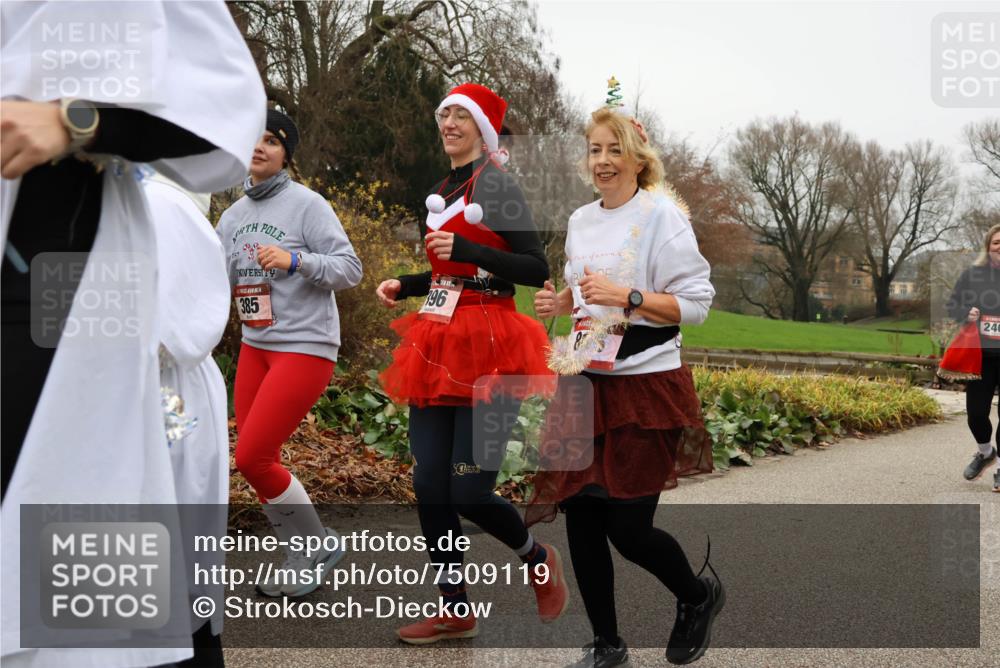 08.12.2024 - St. Pauli X-Mass-Run No. 14 Strokosch-Dieckow http://msf.ph/oto/7509119 08.12.2024 10:59:59 Laufen 622, 385, 96, 240 meine-sportfotos.de