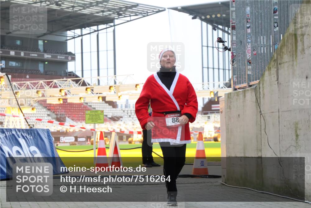08.12.2024 - St. Pauli X-Mass-Run No. 14 H.Heesch http://msf.ph/oto/7516264 08.12.2024 10:54:01 Ziel 88 meine-sportfotos.de