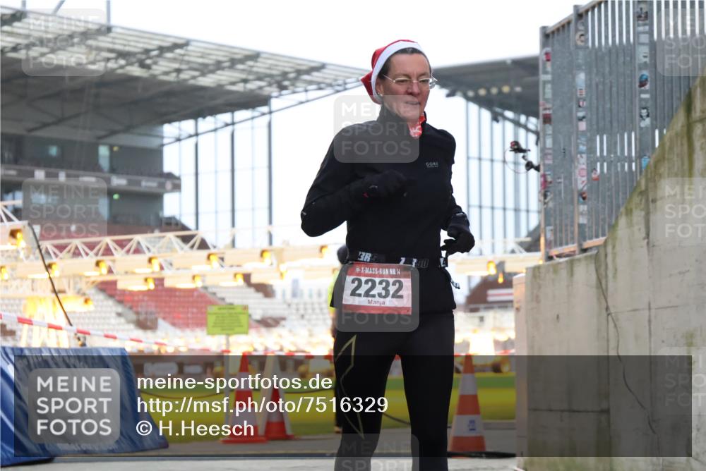 08.12.2024 - St. Pauli X-Mass-Run No. 14 H.Heesch http://msf.ph/oto/7516329 08.12.2024 10:54:32 Ziel 101, 2181, 2232, 2232 meine-sportfotos.de