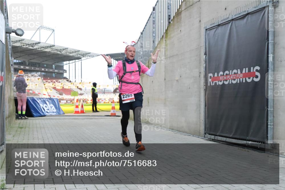 08.12.2024 - St. Pauli X-Mass-Run No. 14 H.Heesch http://msf.ph/oto/7516683 08.12.2024 10:55:46 Ziel 28, 2231, 2269 meine-sportfotos.de