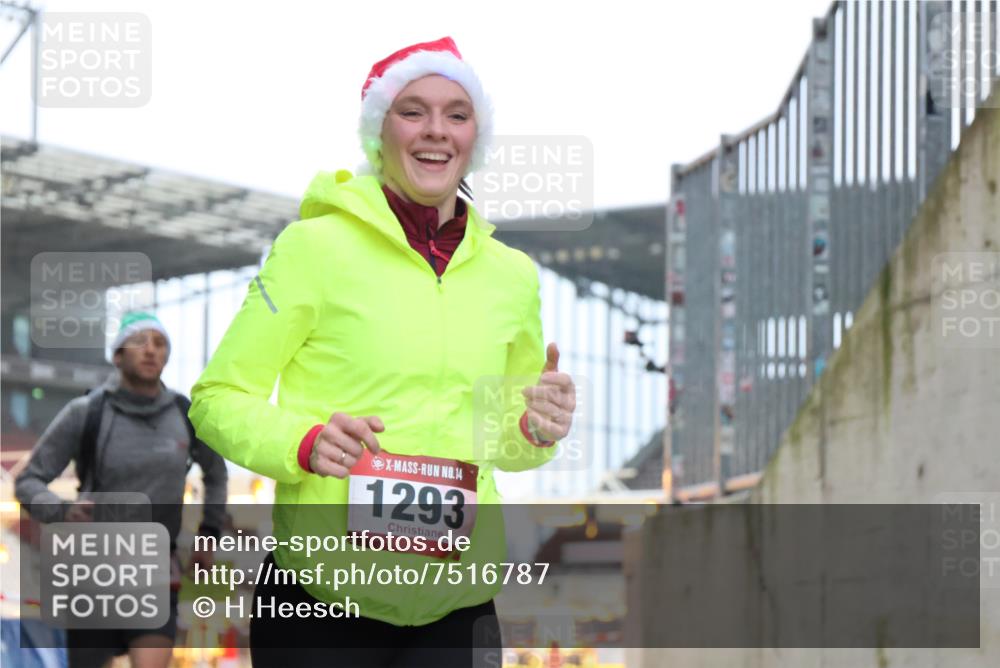 08.12.2024 - St. Pauli X-Mass-Run No. 14 H.Heesch http://msf.ph/oto/7516787 08.12.2024 10:56:13 Ziel 1293, 1293, 1383, 1387 meine-sportfotos.de