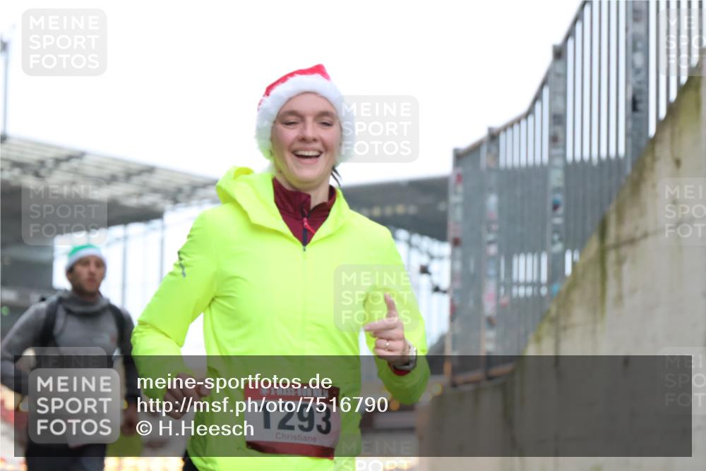 08.12.2024 - St. Pauli X-Mass-Run No. 14 H.Heesch http://msf.ph/oto/7516790 08.12.2024 10:56:14 Ziel 1293, 1293, 1383, 1387 meine-sportfotos.de