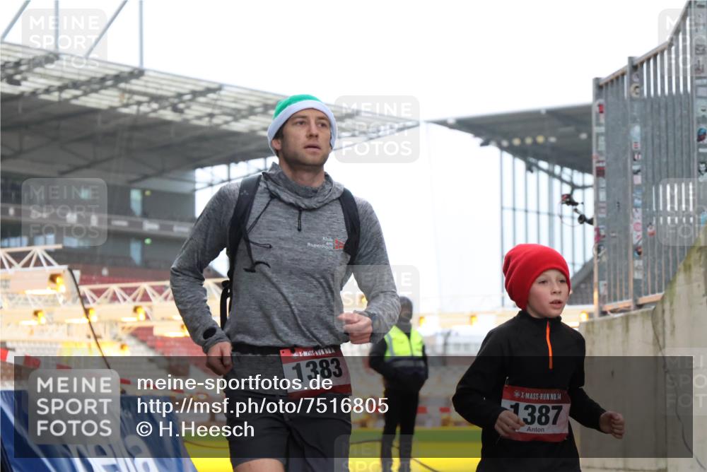 08.12.2024 - St. Pauli X-Mass-Run No. 14 H.Heesch http://msf.ph/oto/7516805 08.12.2024 10:56:14 Ziel 1293, 1293, 1383, 1387 meine-sportfotos.de