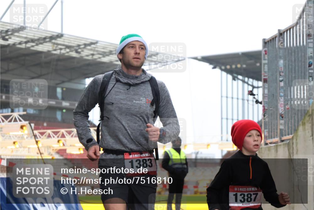 08.12.2024 - St. Pauli X-Mass-Run No. 14 H.Heesch http://msf.ph/oto/7516810 08.12.2024 10:56:15 Ziel 1293, 1383, 1387, 1293, 1383, 1387 meine-sportfotos.de