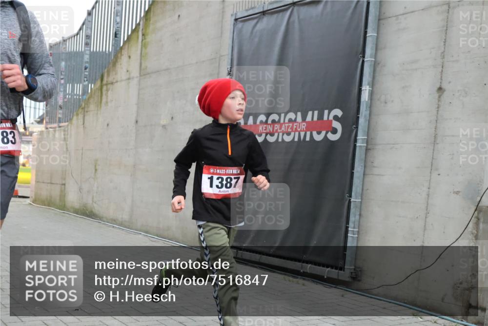 08.12.2024 - St. Pauli X-Mass-Run No. 14 H.Heesch http://msf.ph/oto/7516847 08.12.2024 10:56:15 Ziel 1293, 1383, 1387, 1293, 1383, 1387 meine-sportfotos.de