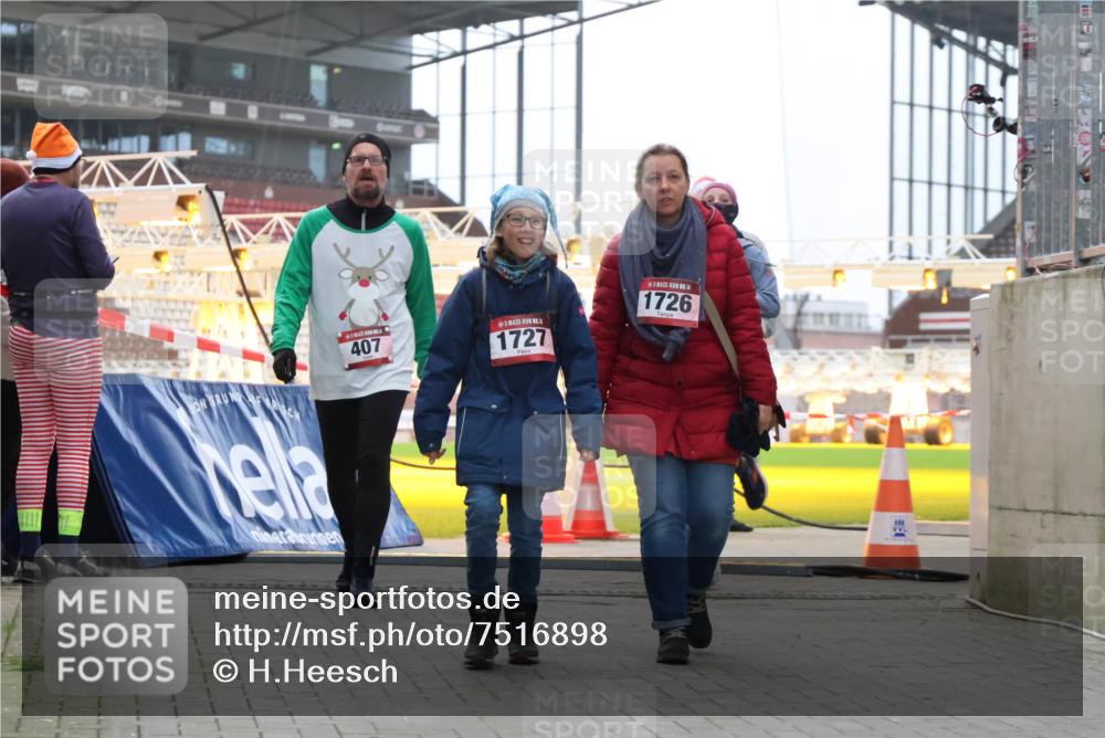 08.12.2024 - St. Pauli X-Mass-Run No. 14 H.Heesch http://msf.ph/oto/7516898 08.12.2024 10:56:55 Ziel 407, 407, 1364, 1726, 1727, 1791 meine-sportfotos.de