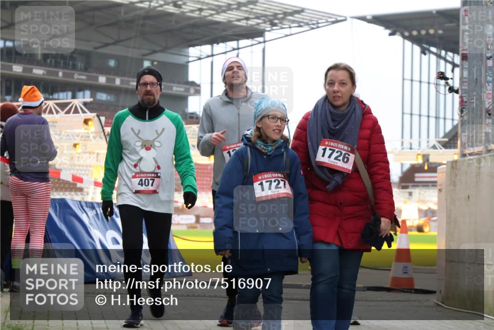 08.12.2024 - St. Pauli X-Mass-Run No. 14 H.Heesch http://msf.ph/oto/7516907 08.12.2024 10:56:56 Ziel 407, 1364, 407, 1364, 1726, 1727, 1791 meine-sportfotos.de