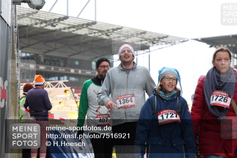 08.12.2024 - St. Pauli X-Mass-Run No. 14 H.Heesch http://msf.ph/oto/7516921 08.12.2024 10:56:57 Ziel 407, 1364, 407, 1241, 1364, 1726, 1727, 1791 meine-sportfotos.de