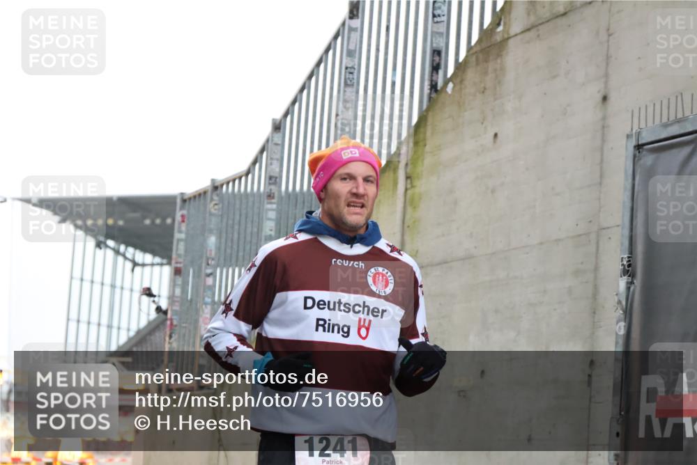 08.12.2024 - St. Pauli X-Mass-Run No. 14 H.Heesch http://msf.ph/oto/7516956 08.12.2024 10:57:04 Ziel 407, 1364, 1726, 1727, 1791, 1241 meine-sportfotos.de