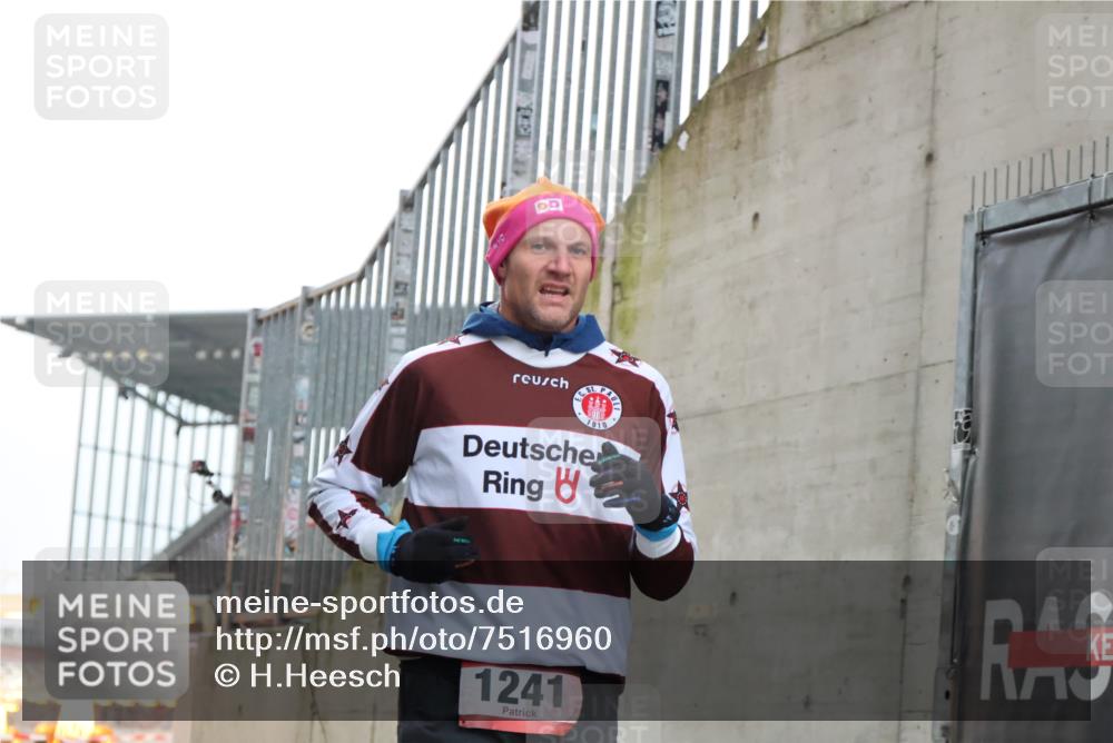 08.12.2024 - St. Pauli X-Mass-Run No. 14 H.Heesch http://msf.ph/oto/7516960 08.12.2024 10:57:05 Ziel 407, 1241, 1364, 1726, 1727, 1791, 1241 meine-sportfotos.de