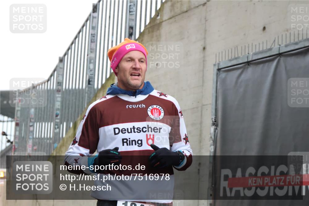 08.12.2024 - St. Pauli X-Mass-Run No. 14 H.Heesch http://msf.ph/oto/7516978 08.12.2024 10:57:05 Ziel 407, 1241, 1364, 1726, 1727, 1791, 1241 meine-sportfotos.de
